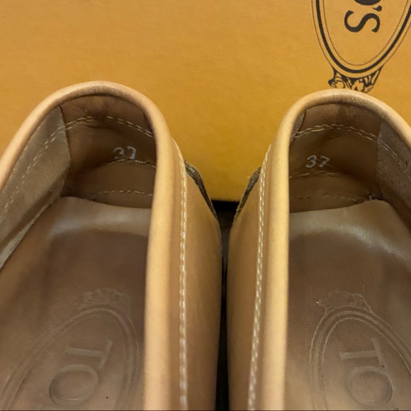 Tod’s Women’s Tan Leather Driving Loafers Moccasins w/ silver grommets. Size 37. - Picture 14 of 16